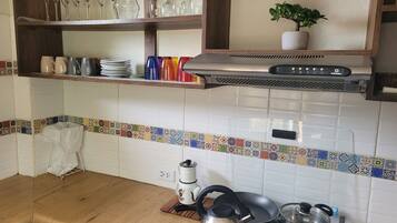 Een koelkast, een oven, een kookplaat, een kinderstoel