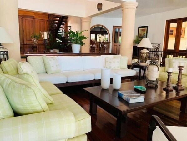 المنشأة من الداخل