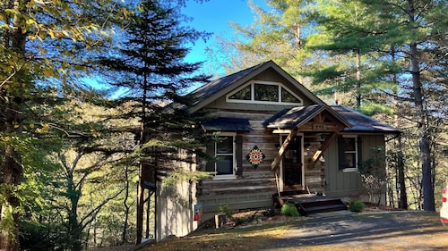 Lansing NC , near West Jefferson and Boone NC, secluded  log cabin getaway