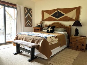 2 bedrooms, desk, iron/ironing board, free WiFi - Lansing NC , near West Jefferson and Boone NC, secluded  log cabin getaway (Lansing)