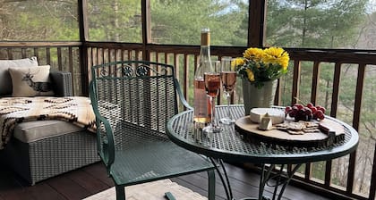 Lansing NC , near West Jefferson and Boone NC, secluded log cabin getaway