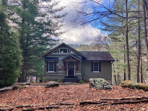 New River secluded log cabin, Lansing/West Jefferson
