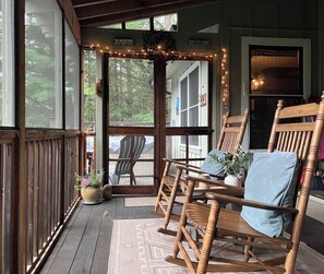 Terrace/patio - Lansing NC , near West Jefferson and Boone NC, secluded  log cabin getaway (Lansing)