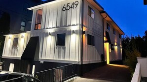 Un edificio de dos pisos con el número 6549 en la fachada, que presenta un diseño arquitectónico moderno con amplias ventanas y techo plano.
