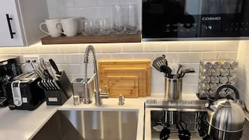 Réfrigérateur, four, plaque de cuisson