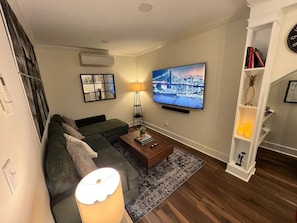TV connectée, livres, chaîne hi-fi