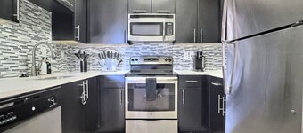 Stellar suite w/ Gym, Pool & Netflix, sleeps 4!