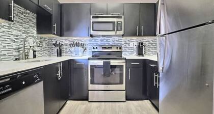 Stellar suite w/ Gym, Pool & Netflix, sleeps 4!