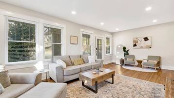 Een televisie en boeken