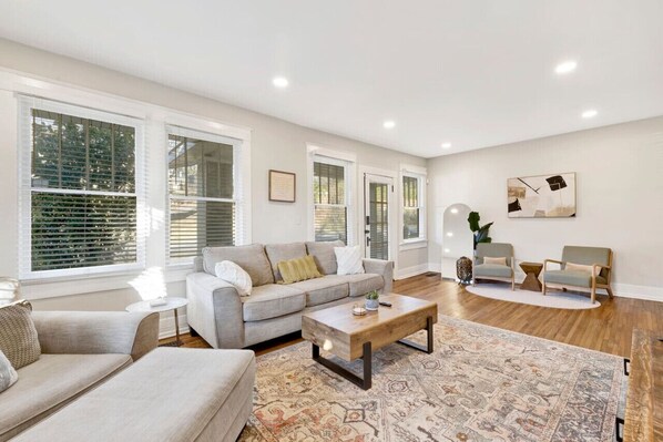 TV, books - Historic family getaway mins from downtown (Birmingham)