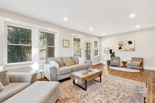 Historic family getaway mins from downtown