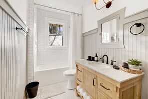 Sèche-cheveux, serviettes fournies