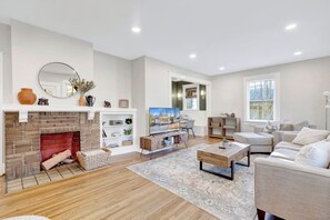 TV, books - Historic family getaway mins from downtown (Birmingham)