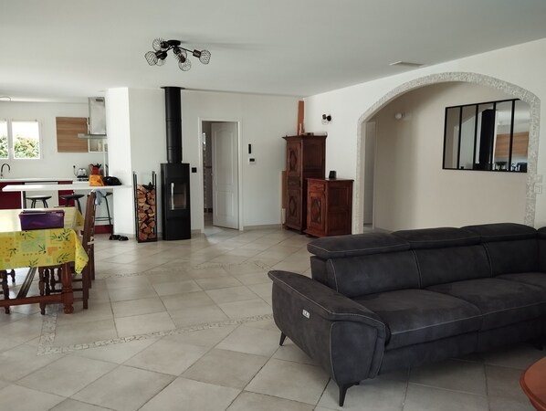 Älytelevisio, pöytäjalkapallopöytä, kirjoja