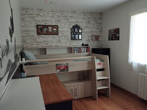 3 makuuhuonetta, silitysrauta/-lauta, ilmainen Wi-Fi, vuodevaatteet