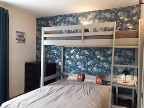 3 makuuhuonetta, silitysrauta/-lauta, ilmainen Wi-Fi, vuodevaatteet