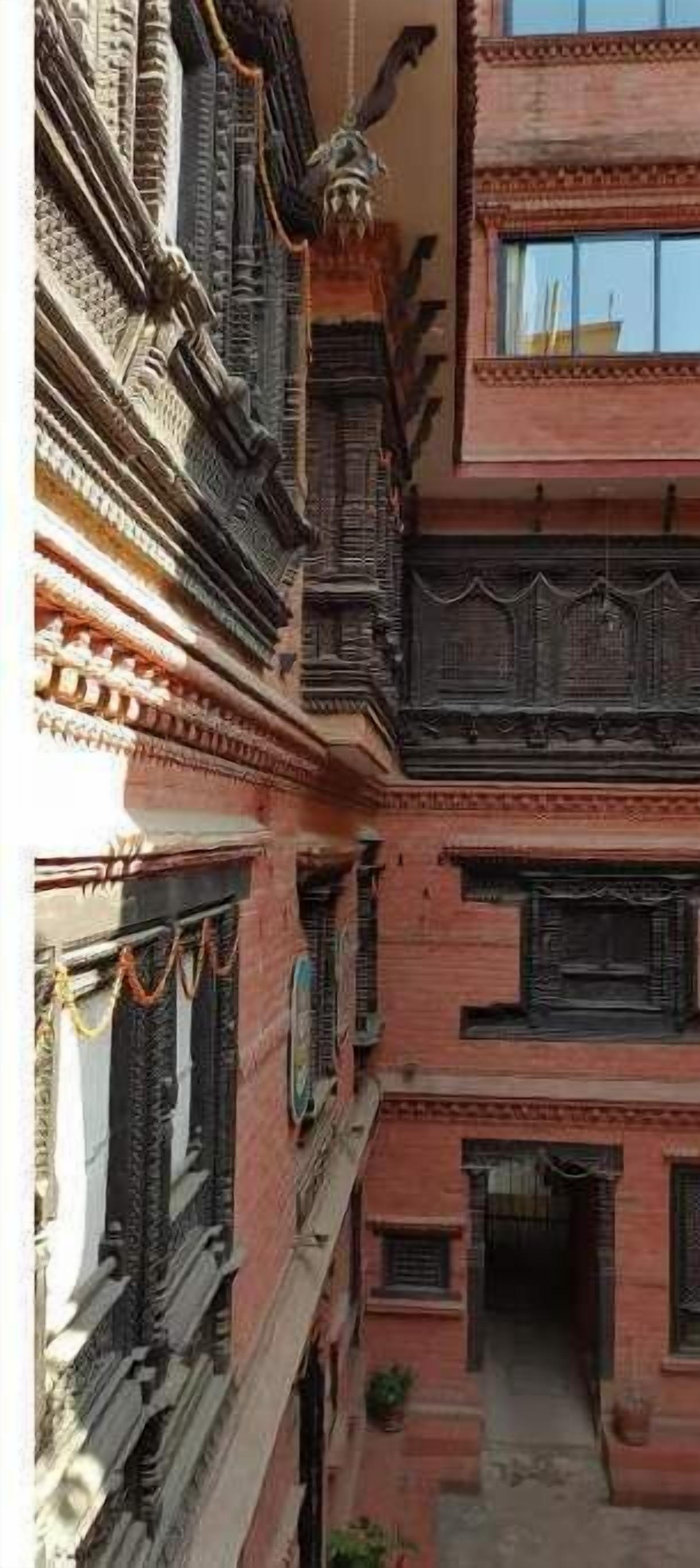 Ein mehrstöckiges Gebäude mit aufwendigen Balkonen und traditionellen architektonischen Details.