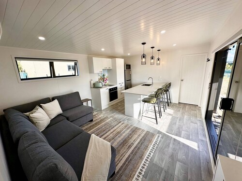 Modern 2 Bedroom, 2 Bathroom Cottage with Farm Views