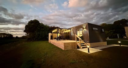 Modern 2 Bedroom, 2 Bathroom Cottage with Farm Views