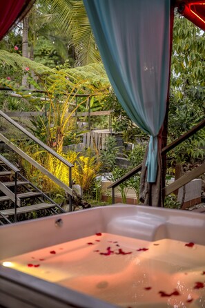 Outdoor spa tub