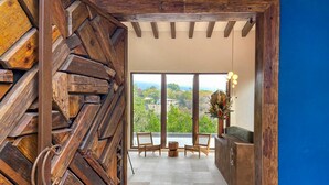 Un interior moderno con pared de madera, vistas a la vegetación y un mostrador de recepción.