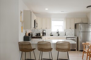 Kjøleskap, mikrobølgeovn, ovn og kokeplater