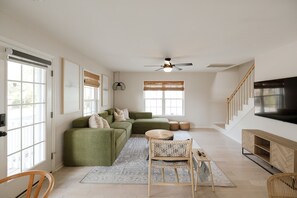 Smart TV, books - NEW!! Playroom, Modern Home, Greenway & Park, Dog Friendly! (Carolina Beach)