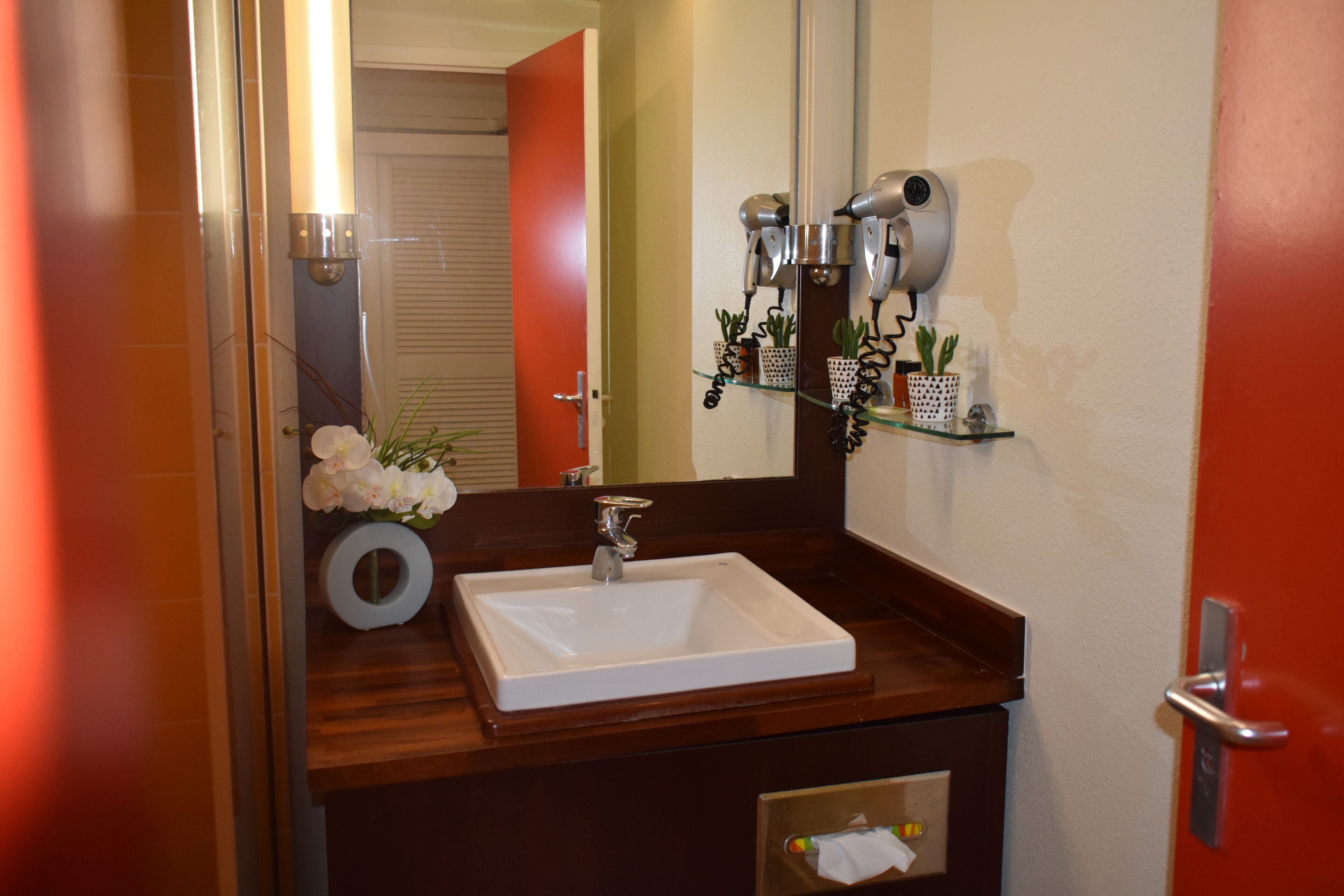 Chambre Double Classique | Salle de bain | Douche, sèche-cheveux, serviettes fournies, savon
