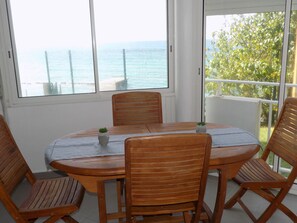Appartement | Cuisine privée | Mini-réfrigérateur, four à micro-ondes, surface de cuisson