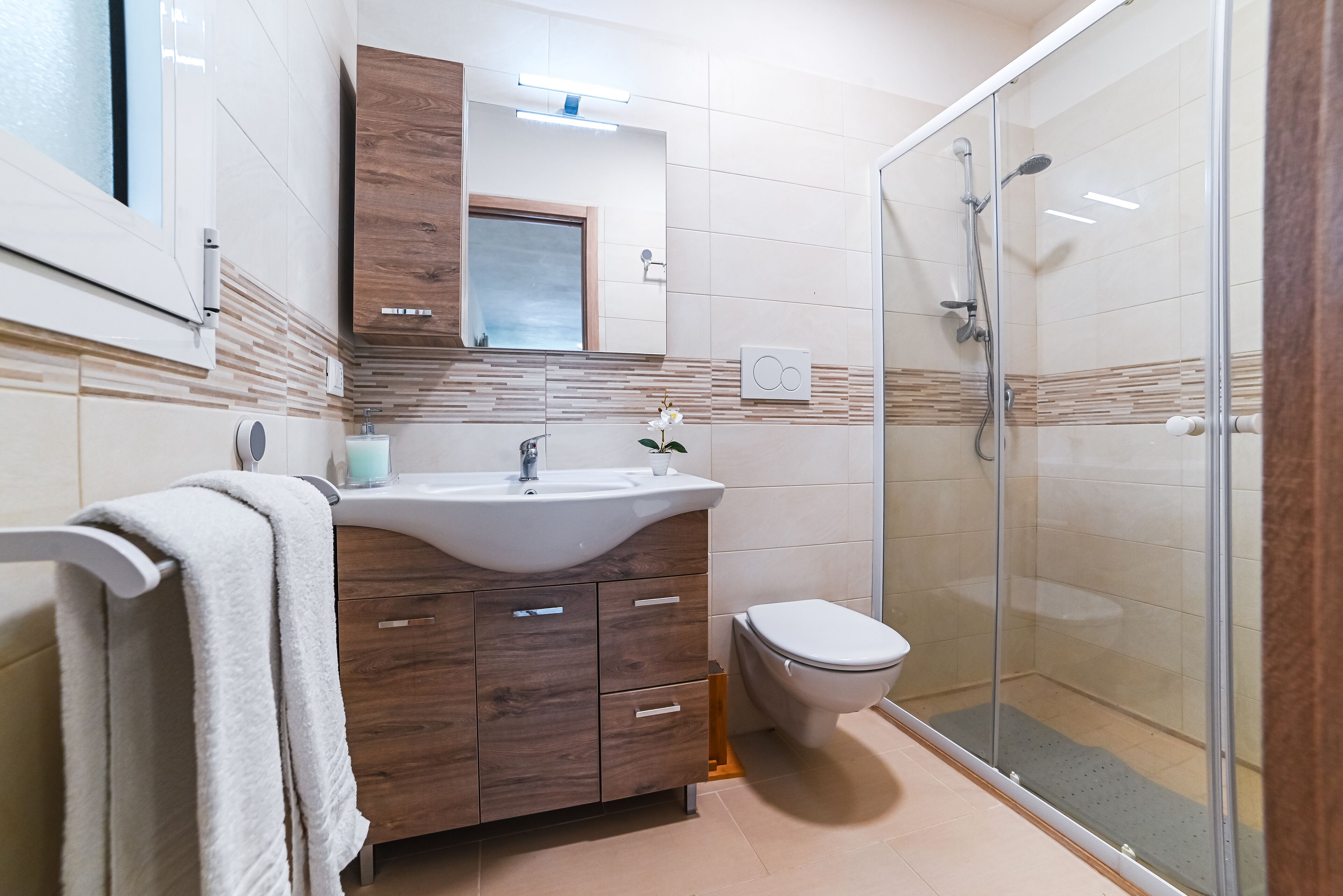 Ducha, artículos de higiene personal gratuitos, secador de pelo y bidé