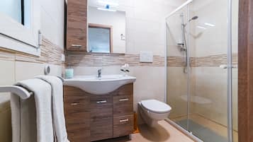 Dusche, kostenlose Toilettenartikel, Haartrockner, Bidet