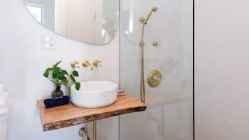 Chambre Double Luxe | Salle de bain | Articles de toilette gratuits, sĂšche-cheveux, serviettes fournies, savon