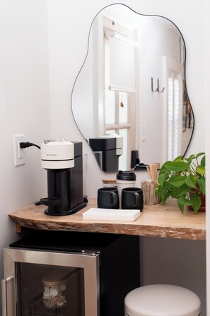 Habitación doble de lujo, 1 cama King size, patio | Área de sala de estar | Televisión 