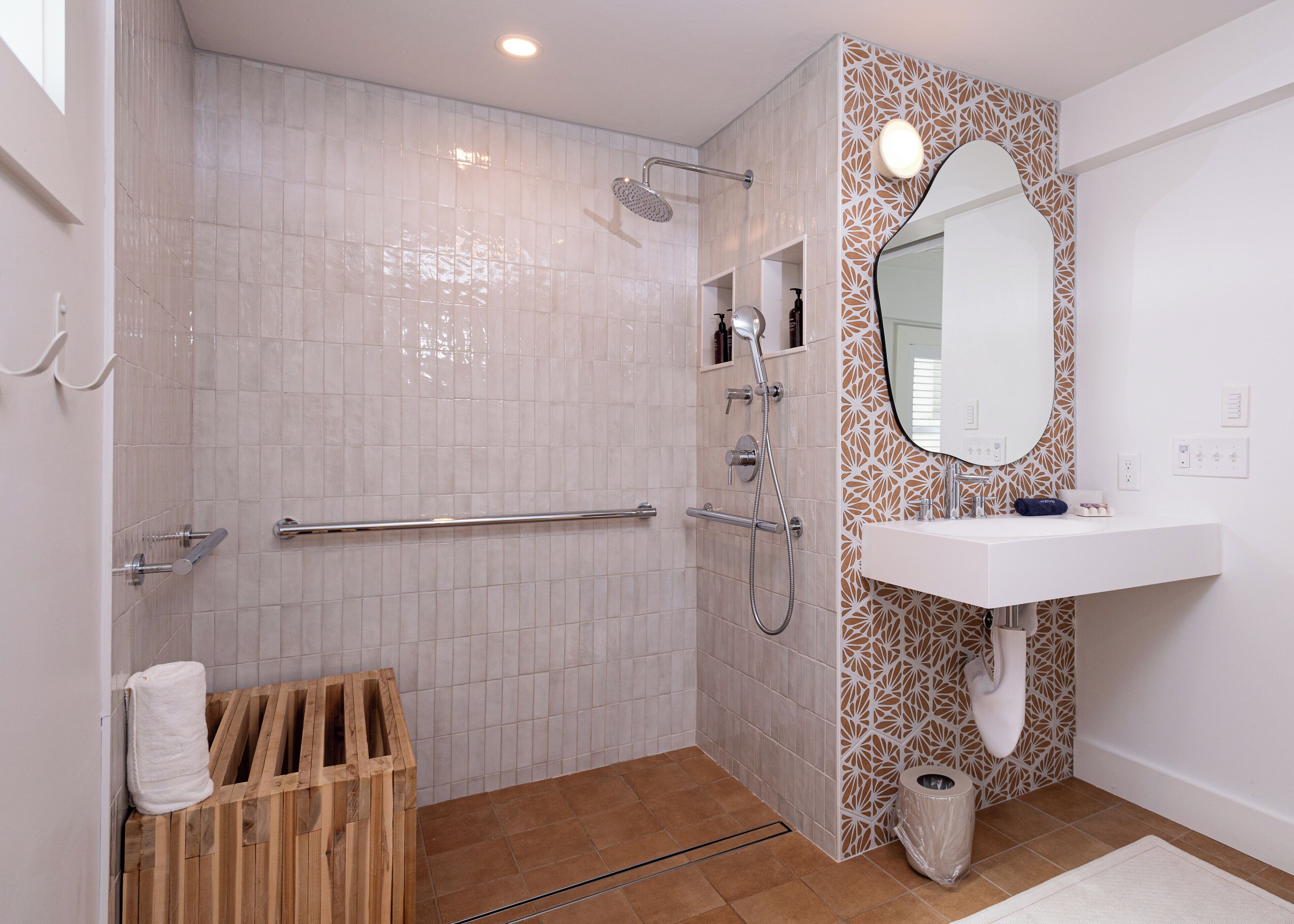 Un baño moderno con ducha, inodoro y lavamanos.