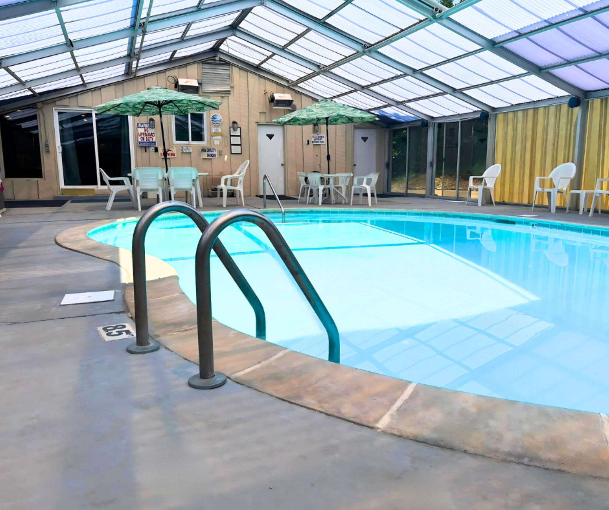 Una piscina cubierta, una piscina climatizada