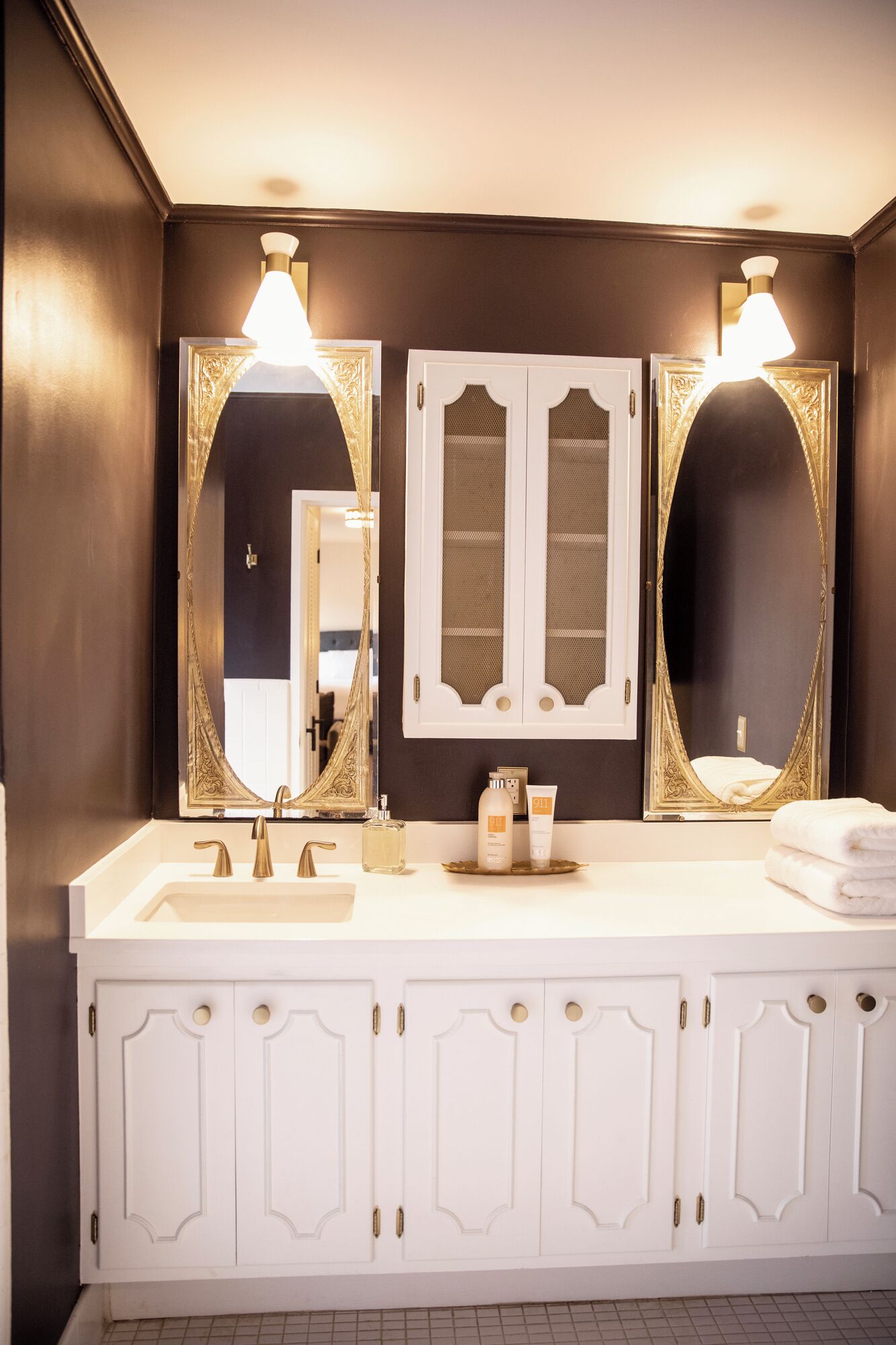 Douche, séchoir à cheveux, serviettes fournies