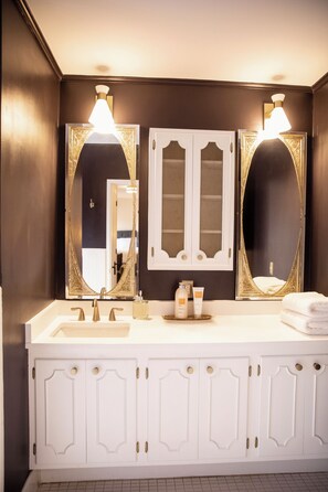 Shower, hair dryer, towels - The suite is themed to complement the mid-century modern design of the Main House (Cherokee Village)