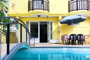 Una piscina al aire libre