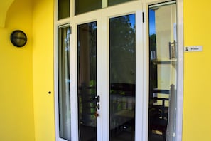 家庭房, 2 间卧室, 泳池景观 | 免费 WiFi、床单