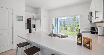 Modern Chic Sunshine Oasis in Gorgeous Skye Ranch Sarasota w/ Large Heated Pool