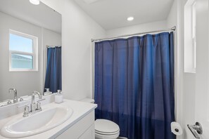 Een douche, handdoeken, zeep