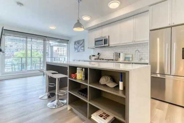 Jääkaappi, mikroaaltouuni, uuni, liesi