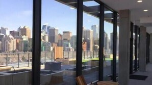 Un interior moderno con amplios ventanales que ofrecen vistas a la ciudad.