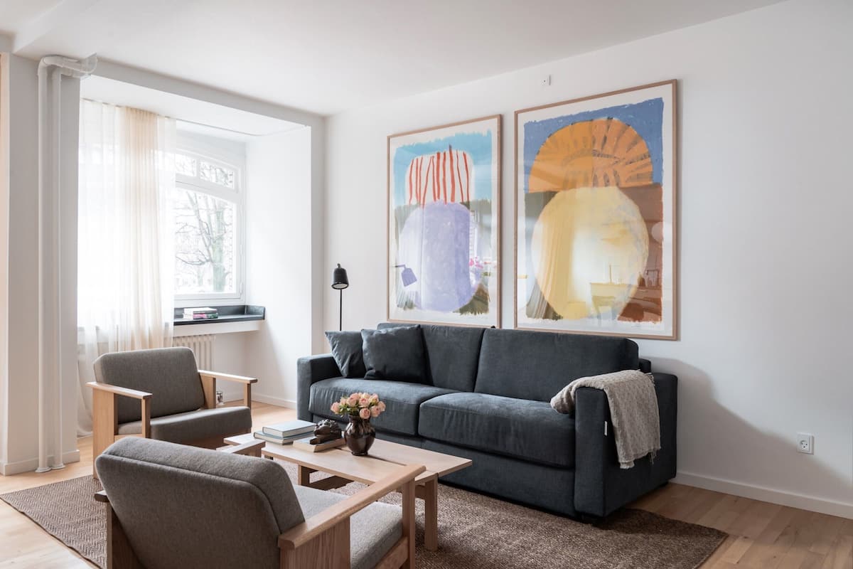 Leilighet – grand | Oppholdsområde | En 50-tommers smart-TV med digitale kanaler samt Netflix