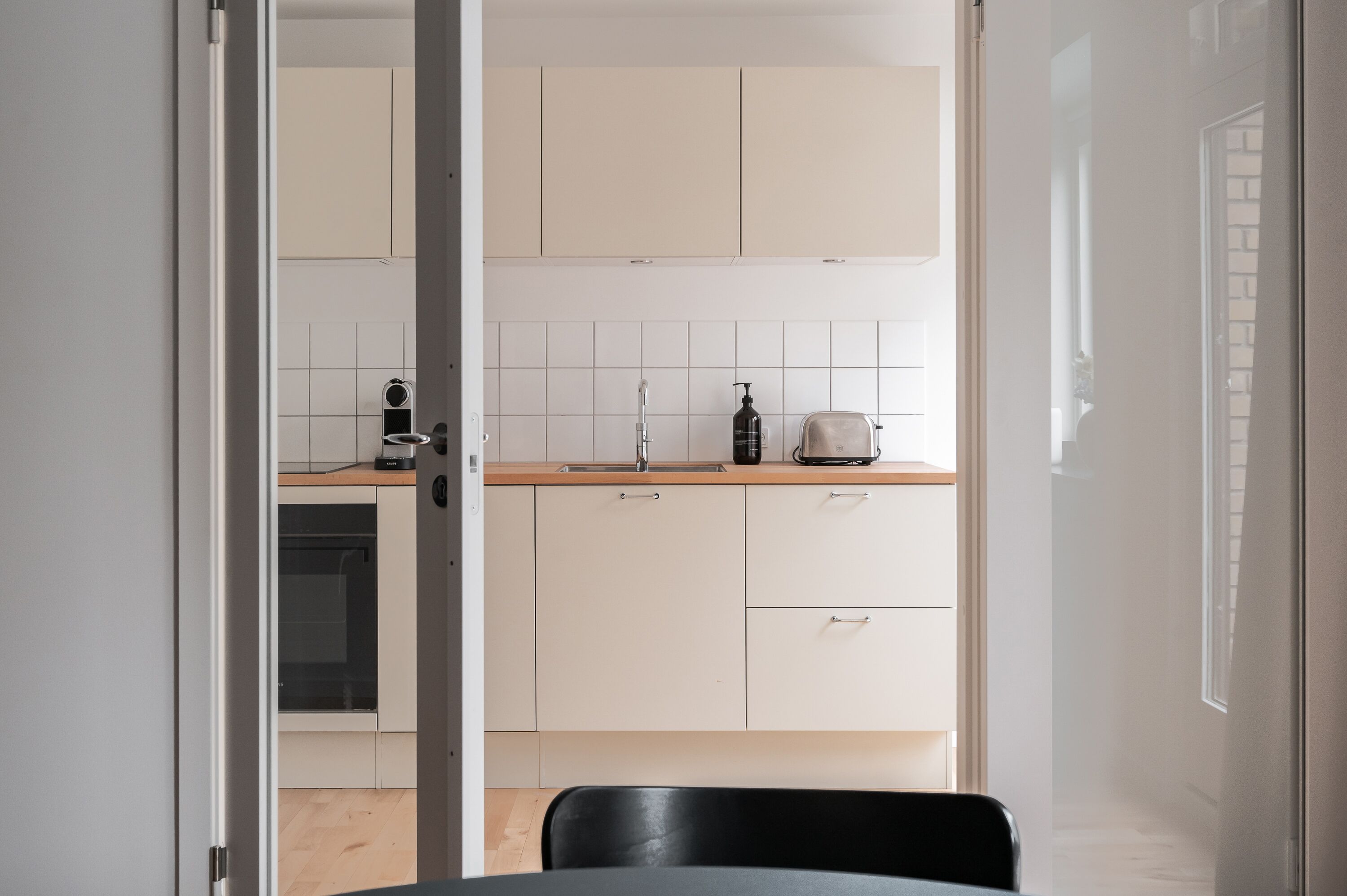 Estudio Grand | Zona de estar | Smart TV de 50 pulgadas con canales digitales, Netflix