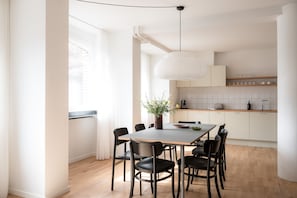 Appartement Majestueux | Coin séjour | TV connectée de 50 pouces avec chaînes numériques, Netflix