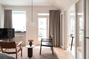 Comfort Studio, 1 King Bed | 1 bedroom, iron/ironing board, free WiFi