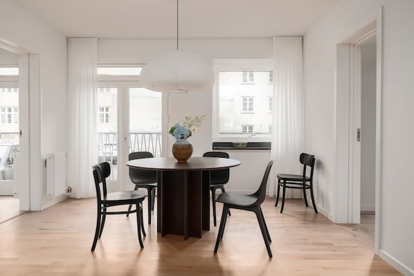 Appartement Design | Coin séjour | TV connectée de 50 pouces avec chaînes numériques, Netflix