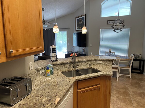 Fridge, microwave, oven, stovetop - 4 Bdr/3Bath Home - 3mi to Disney - Heated pool/spa - No rear neighbors! (Kissimmee)