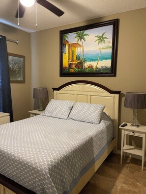 4 bedrooms, iron/ironing board, travel crib, free WiFi - 4 Bdr/3Bath Home - 3mi to Disney - Heated pool/spa - No rear neighbors! (Kissimmee)